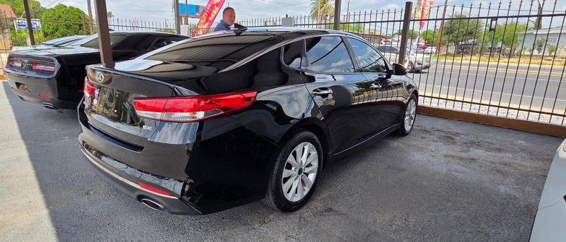 Kia Optima Vehicle Full-screen Gallery Image 3
