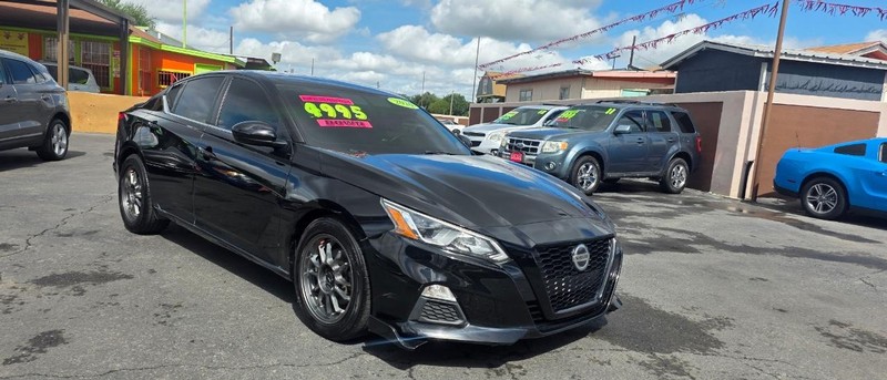 Nissan Altima Vehicle Full-screen Gallery Image 2