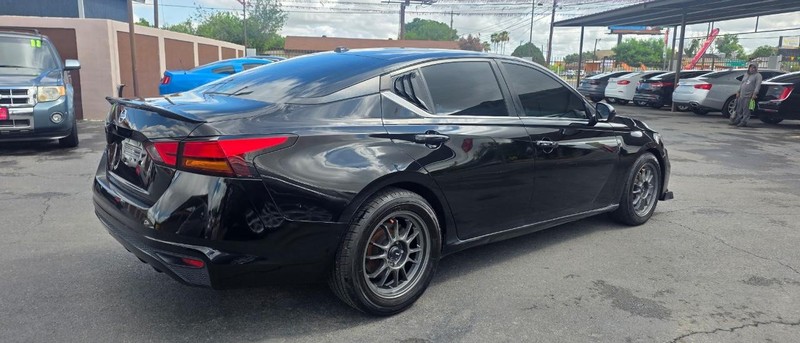 Nissan Altima Vehicle Full-screen Gallery Image 5