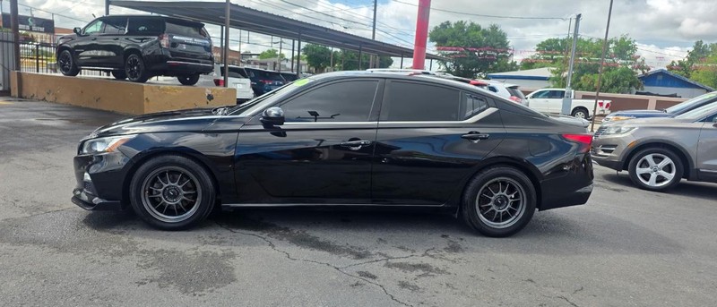 Nissan Altima Vehicle Full-screen Gallery Image 6
