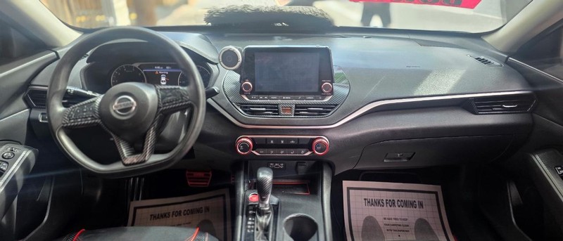 Nissan Altima Vehicle Full-screen Gallery Image 7