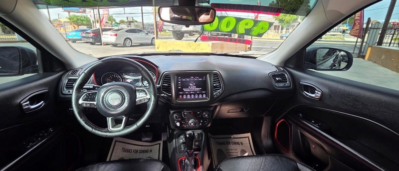Jeep Compass Vehicle Full-screen Gallery Image 8