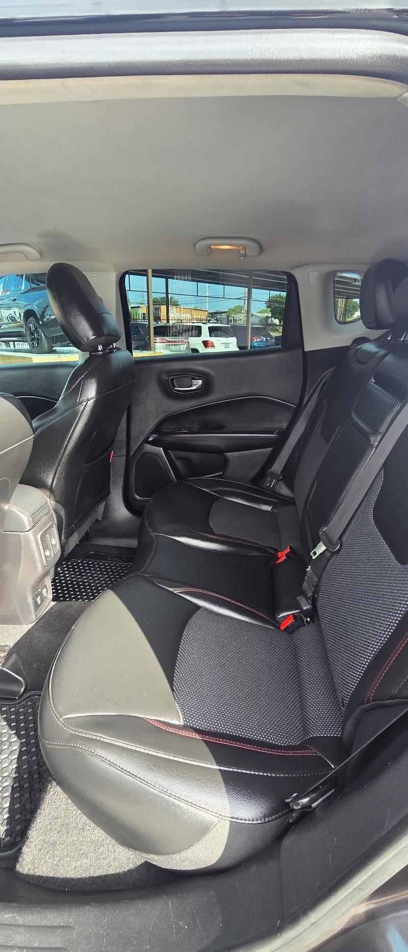 Jeep Compass Vehicle Full-screen Gallery Image 9