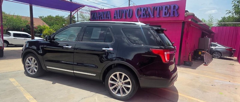 Ford Explorer Vehicle Full-screen Gallery Image 3