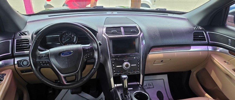 Ford Explorer Vehicle Full-screen Gallery Image 6