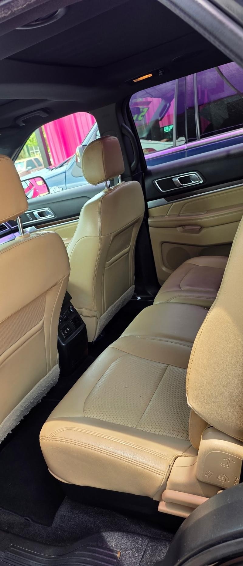 Ford Explorer Vehicle Full-screen Gallery Image 7