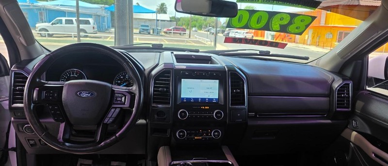 Ford Expedition Max Vehicle Full-screen Gallery Image 5