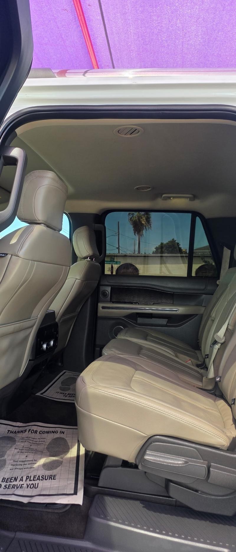 Ford Expedition Max Vehicle Full-screen Gallery Image 6