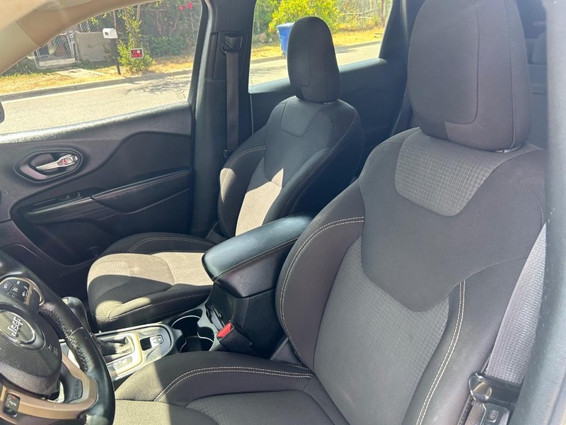 Jeep Cherokee Vehicle Full-screen Gallery Image 5