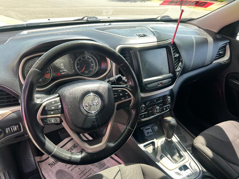 Jeep Cherokee Vehicle Full-screen Gallery Image 6