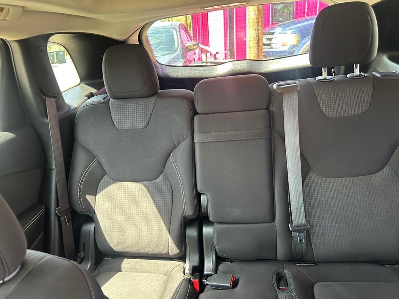 Jeep Cherokee Vehicle Full-screen Gallery Image 7