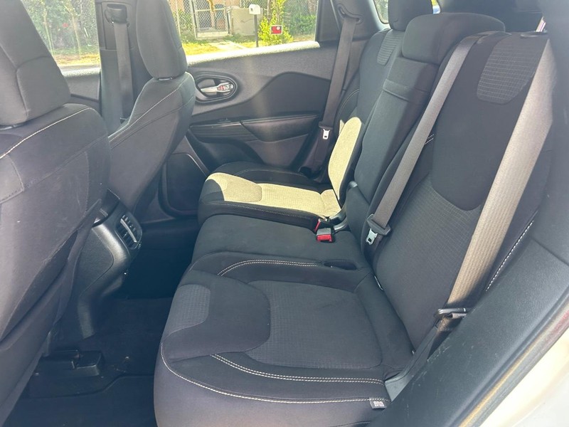 Jeep Cherokee Vehicle Full-screen Gallery Image 8
