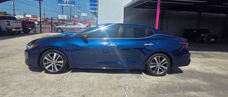 Nissan Maxima Vehicle Full-screen Gallery Image 4