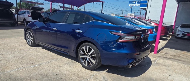 Nissan Maxima Vehicle Full-screen Gallery Image 5