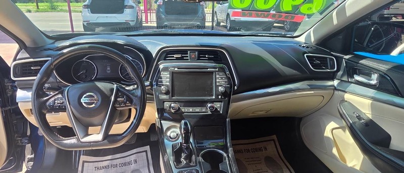 Nissan Maxima Vehicle Full-screen Gallery Image 6