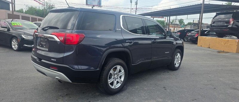 GMC Acadia Vehicle Full-screen Gallery Image 3