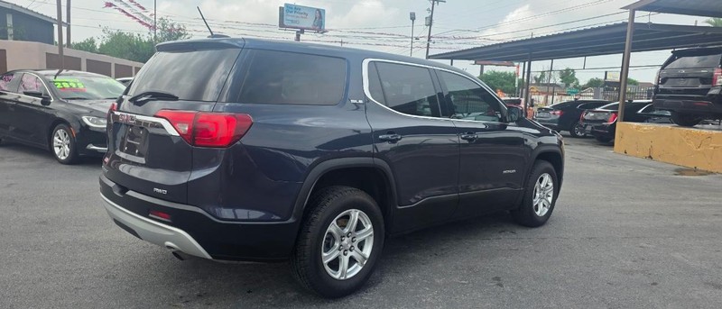 GMC Acadia Vehicle Full-screen Gallery Image 4
