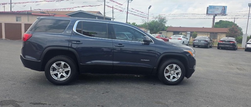 GMC Acadia Vehicle Full-screen Gallery Image 5