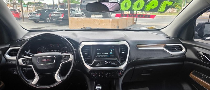 GMC Acadia Vehicle Full-screen Gallery Image 7