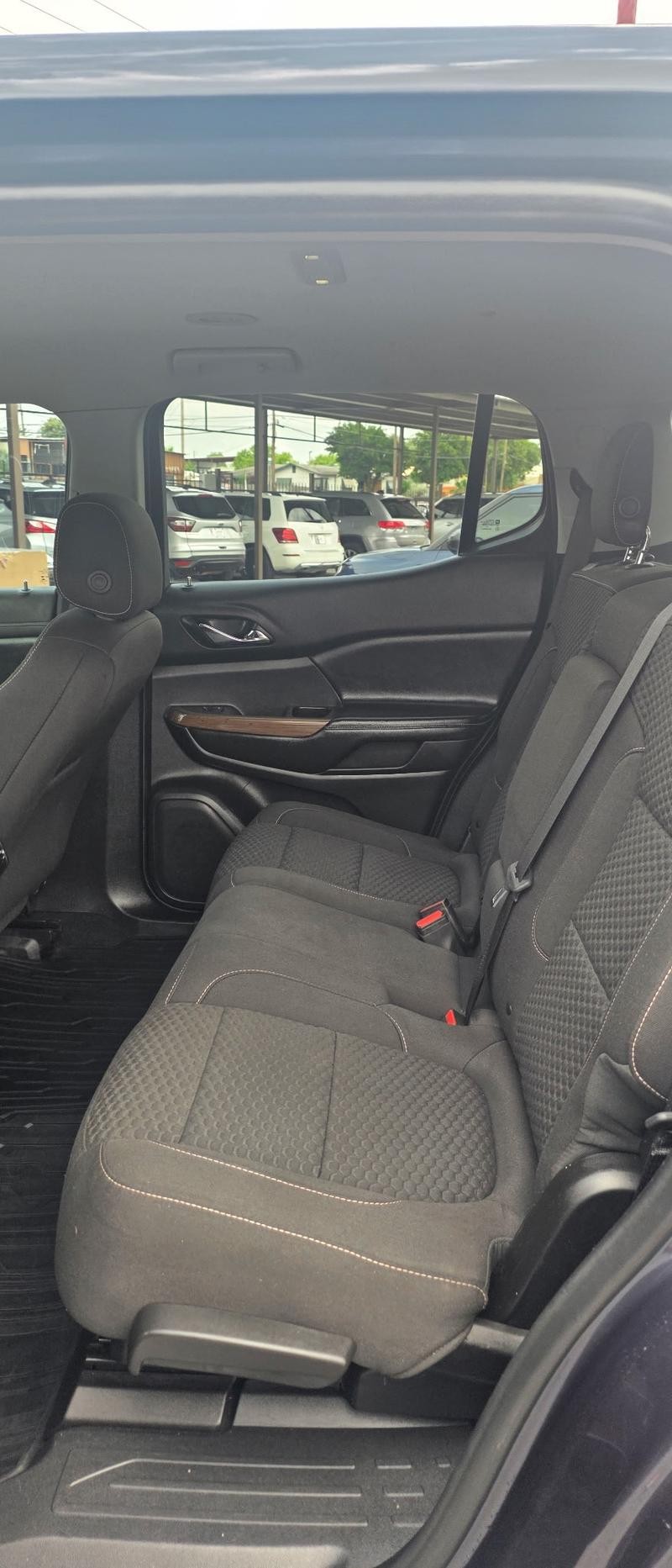 GMC Acadia Vehicle Full-screen Gallery Image 8