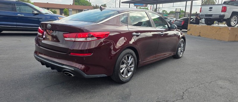 Kia Optima Vehicle Full-screen Gallery Image 3