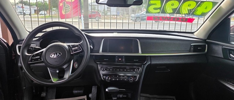 Kia Optima Vehicle Full-screen Gallery Image 6