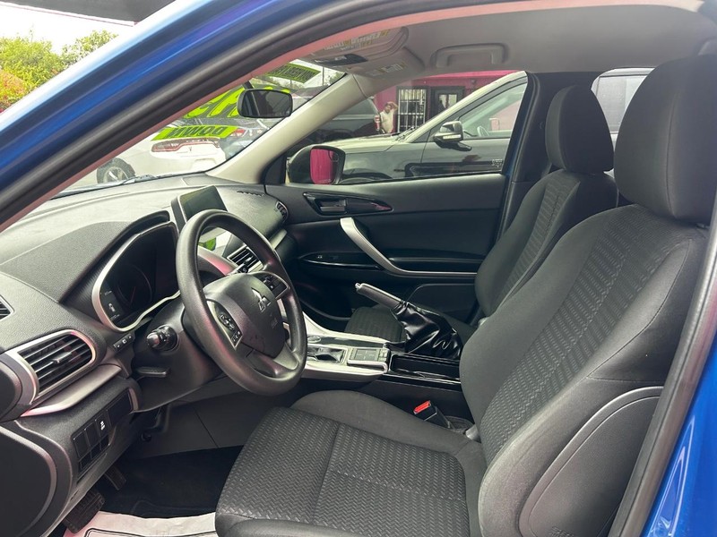 Mitsubishi Eclipse Cross Vehicle Full-screen Gallery Image 3