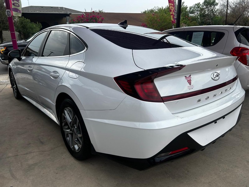 Hyundai Sonata Vehicle Full-screen Gallery Image 4