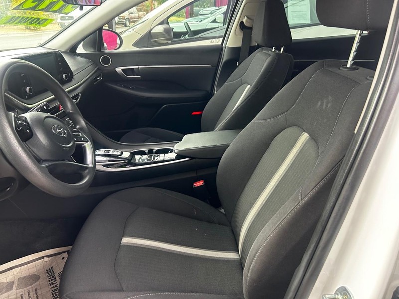 Hyundai Sonata Vehicle Full-screen Gallery Image 5
