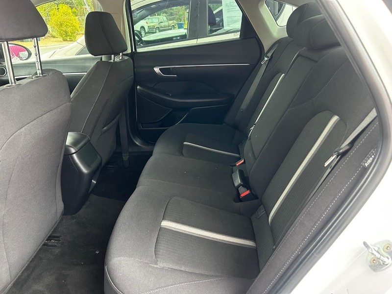 Hyundai Sonata Vehicle Full-screen Gallery Image 9