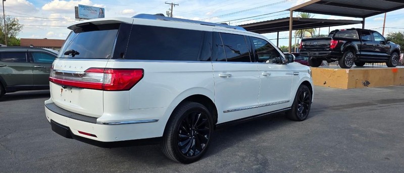 Lincoln Navigator L Vehicle Full-screen Gallery Image 3