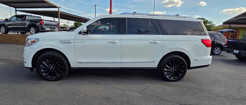 Lincoln Navigator L Vehicle Full-screen Gallery Image 4