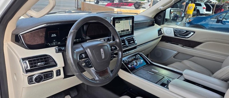 Lincoln Navigator L Vehicle Full-screen Gallery Image 6