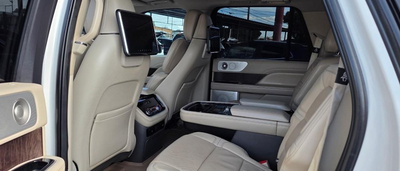Lincoln Navigator L Vehicle Full-screen Gallery Image 7