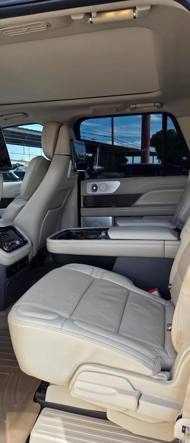Lincoln Navigator L Vehicle Full-screen Gallery Image 8