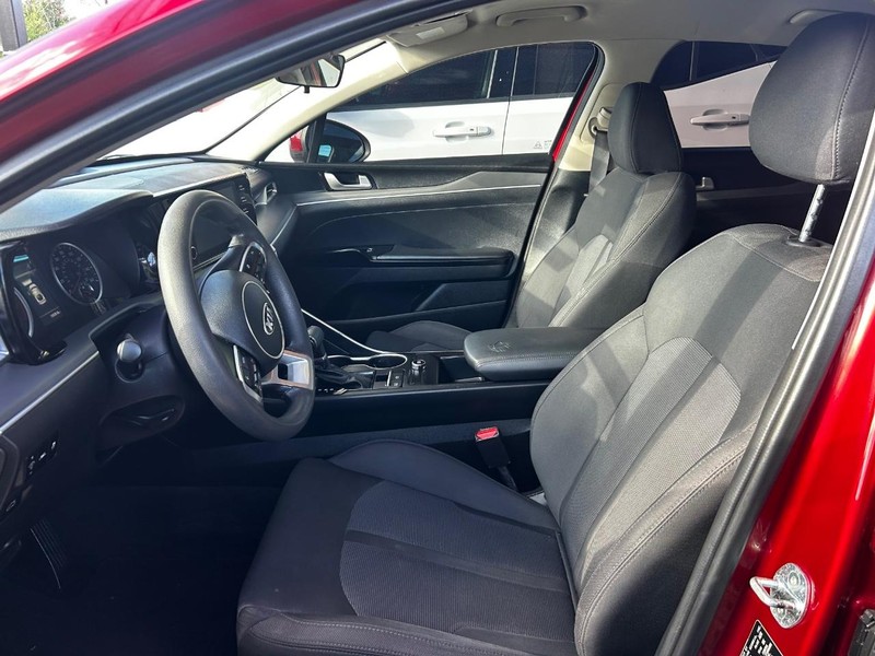 Kia K5 Vehicle Full-screen Gallery Image 3