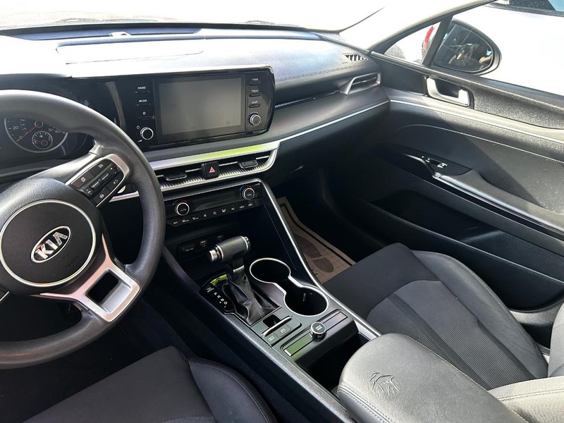 Kia K5 Vehicle Full-screen Gallery Image 4