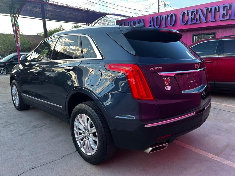 Cadillac XT5 Vehicle Full-screen Gallery Image 3