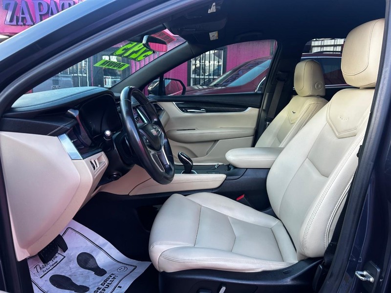 Cadillac XT5 Vehicle Full-screen Gallery Image 5