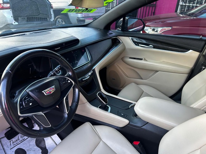 Cadillac XT5 Vehicle Full-screen Gallery Image 6