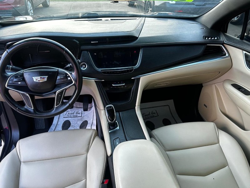 Cadillac XT5 Vehicle Full-screen Gallery Image 7