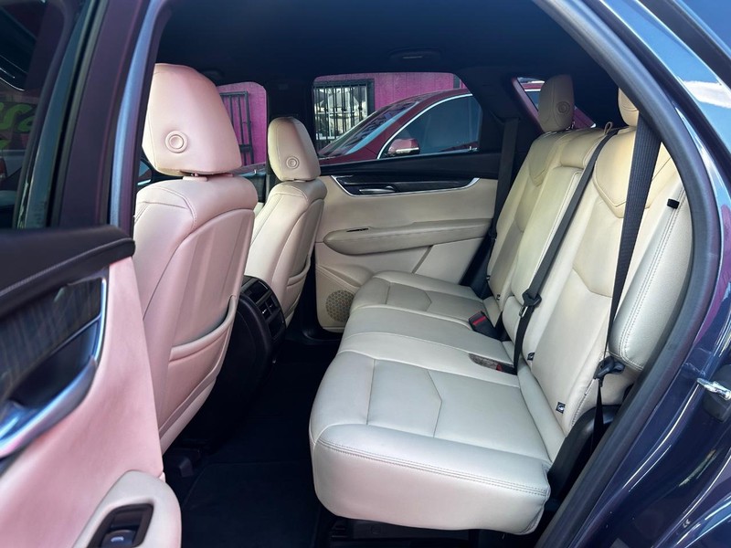 Cadillac XT5 Vehicle Full-screen Gallery Image 8