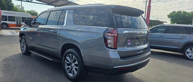 Chevrolet Suburban Vehicle Full-screen Gallery Image 4