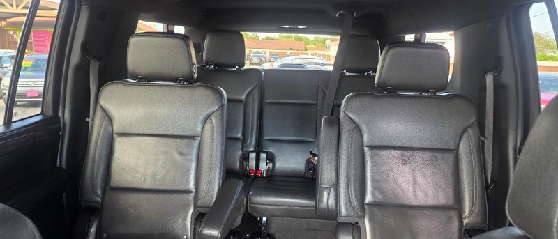 Chevrolet Suburban Vehicle Full-screen Gallery Image 7