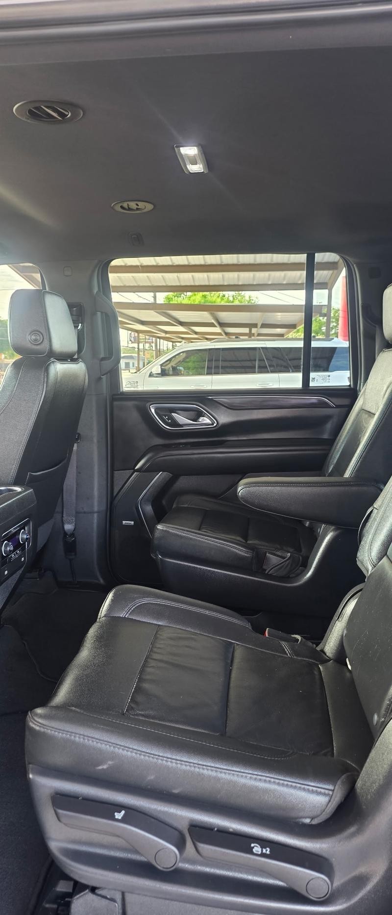 Chevrolet Suburban Vehicle Full-screen Gallery Image 8