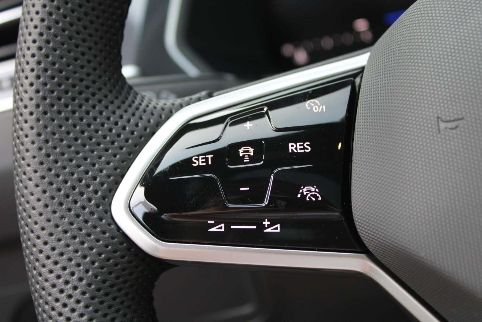 Volkswagen Tiguan/Taos Vehicle Image 11