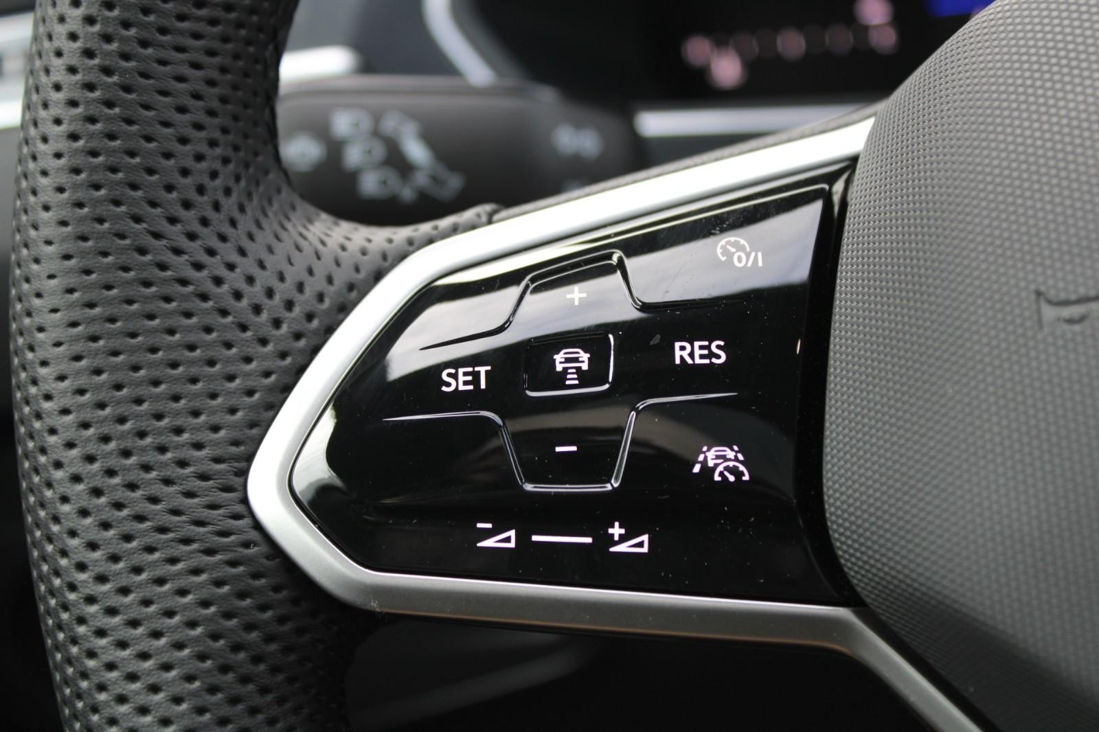 Volkswagen Tiguan Vehicle Image 11