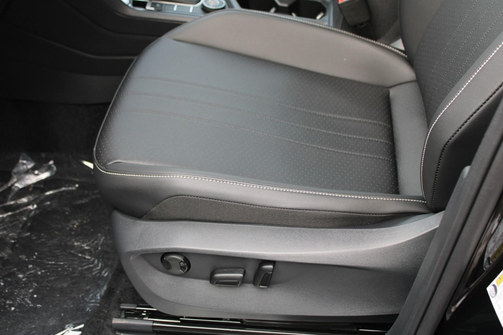 Volkswagen Tiguan Vehicle Image 16