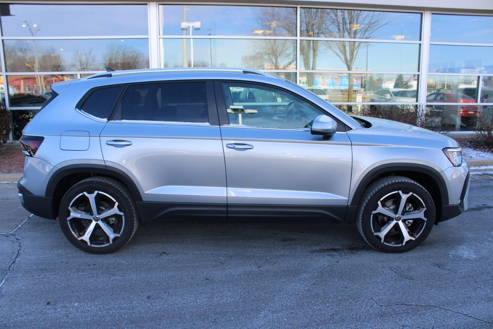 Volkswagen Taos Vehicle Image 02