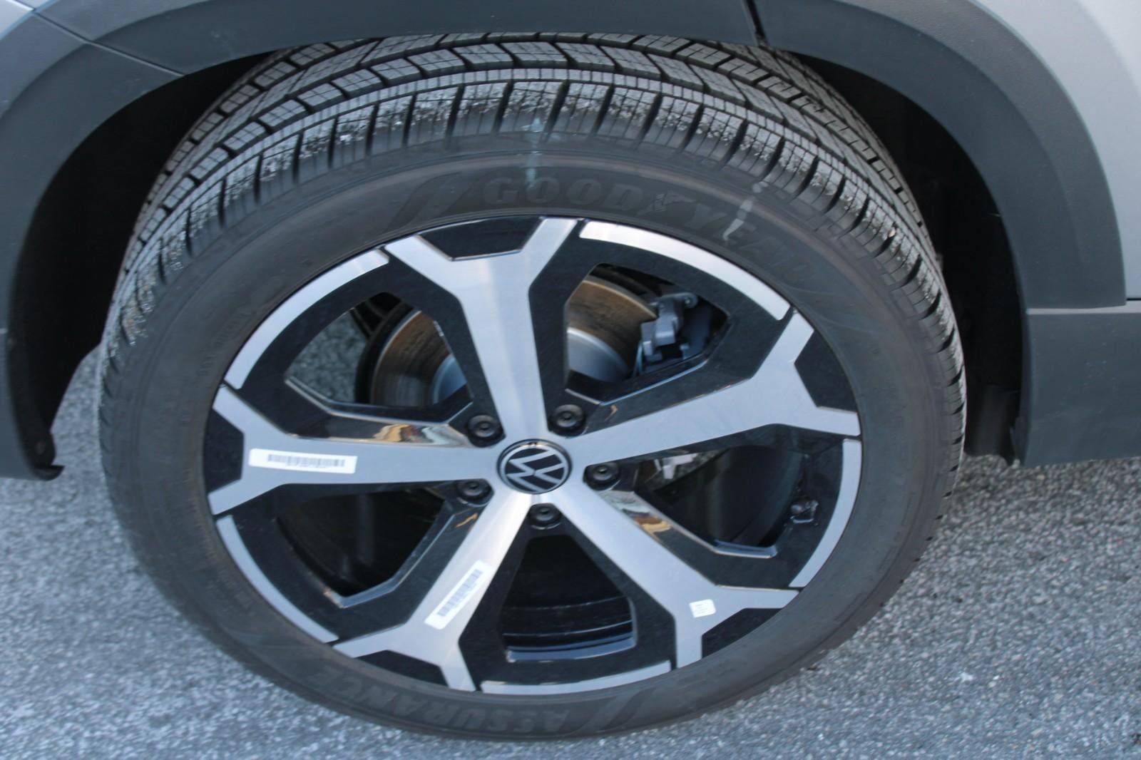 Volkswagen Taos Vehicle Image 04